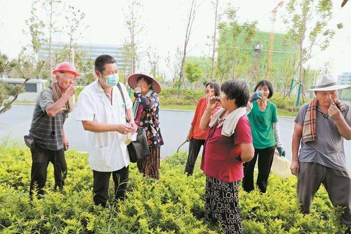 连日来，高温天气持续，相城大地俨然成了一个巨大的“蒸笼”。然而，城市里有一群“逆行”的劳动者，他们顶着炎炎烈日，在岗位上挥洒汗水，用坚守让城市生产生活有序运转，以平常心直面高温“烤”验，诠释着敬业“温度”。

高温下，汗水浸透了公安交警的警服，他们接受着汗水的洗礼；烈日当头，建筑工人挥汗如雨，全面保障项目建设；闷热的“桑拿天”，全市用电负荷激增，持续高位运行，为保障电力稳定供应，电力工人穿上厚厚的绝缘服，在高空中进行带电作业，为市民守护夏日清凉；面对炙烤，城市“美容师”——环卫工人奋战在大街小巷，用汗水换来城市的干净整洁，是相城夏日里最美的一道橙色风景；金冠玻璃公司车间内，散发的红光和灼人的热浪冲击着一线职工，但他们浑然不顾，只为确保在高温下保持生产……

这群人虽然普通，却是我们身边“最美的劳动者”。（记者 刘露）