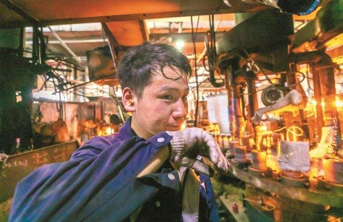 连日来，高温天气持续，相城大地俨然成了一个巨大的“蒸笼”。然而，城市里有一群“逆行”的劳动者，他们顶着炎炎烈日，在岗位上挥洒汗水，用坚守让城市生产生活有序运转，以平常心直面高温“烤”验，诠释着敬业“温度”。

高温下，汗水浸透了公安交警的警服，他们接受着汗水的洗礼；烈日当头，建筑工人挥汗如雨，全面保障项目建设；闷热的“桑拿天”，全市用电负荷激增，持续高位运行，为保障电力稳定供应，电力工人穿上厚厚的绝缘服，在高空中进行带电作业，为市民守护夏日清凉；面对炙烤，城市“美容师”——环卫工人奋战在大街小巷，用汗水换来城市的干净整洁，是相城夏日里最美的一道橙色风景；金冠玻璃公司车间内，散发的红光和灼人的热浪冲击着一线职工，但他们浑然不顾，只为确保在高温下保持生产……

这群人虽然普通，却是我们身边“最美的劳动者”。（记者 刘露）