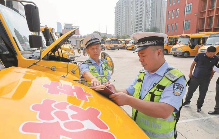 校车“体检”迎开学