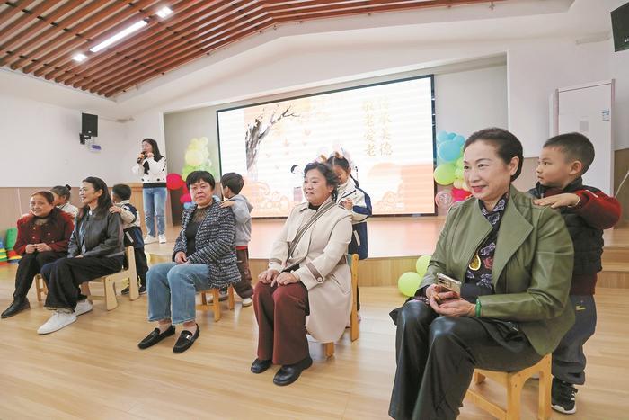 萌娃敬老迎重阳